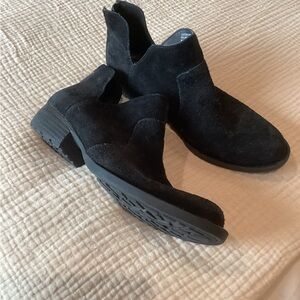 Born Black Chelsea Ankle Boots with Elastic Panels